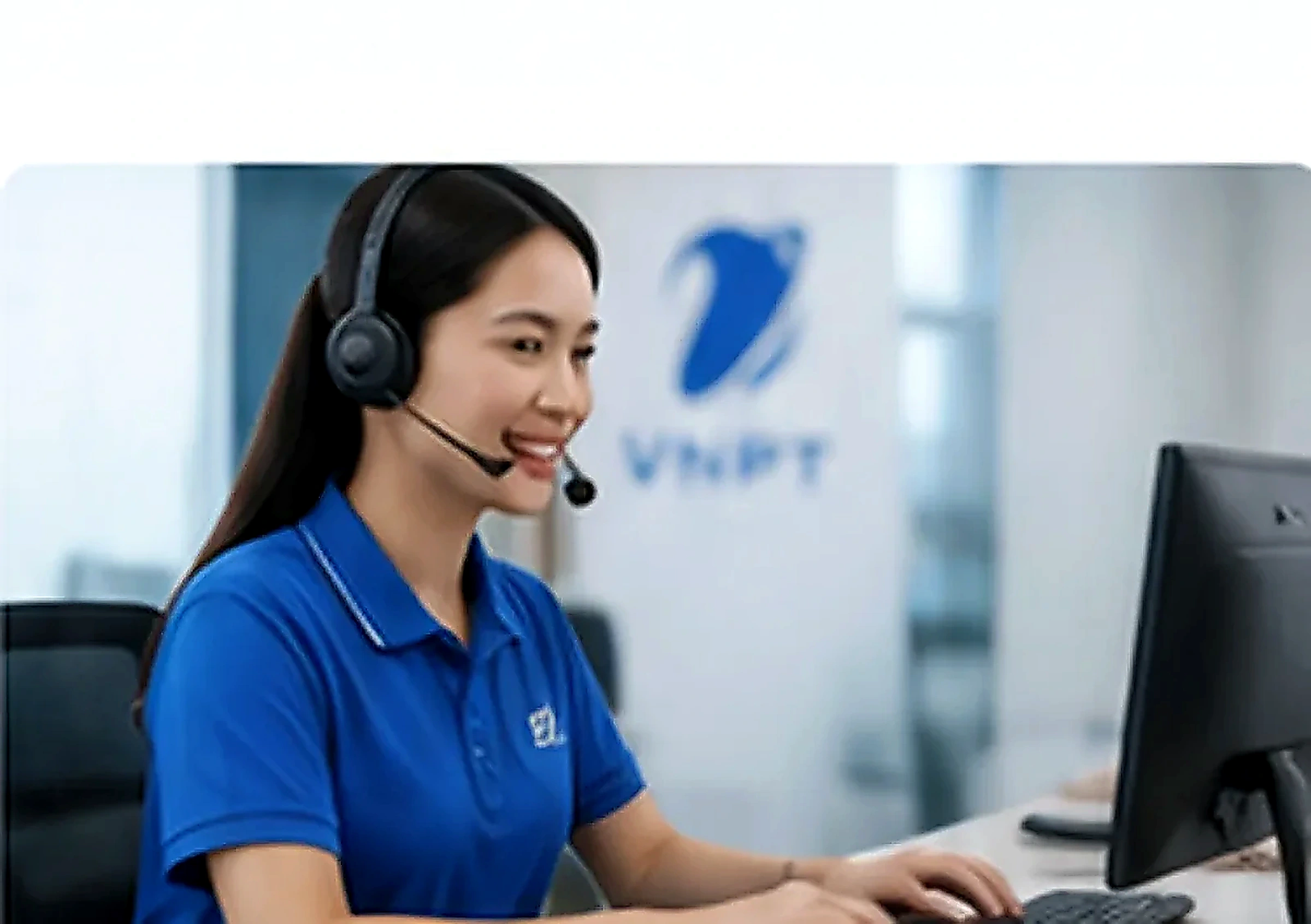 Nhân viên tư vấn tiếp nhận đăng ký Internet VNPT